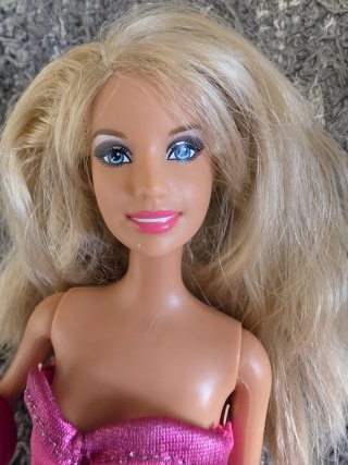 Muñeca Barbie rubia con vestido rosa