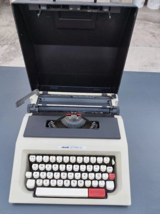 Máquina de escribir Olivetti Lettera 42