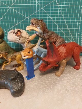 Lotto di 9 articoli a tema Dinosauri