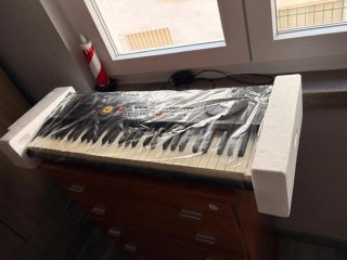 Piano electrónico