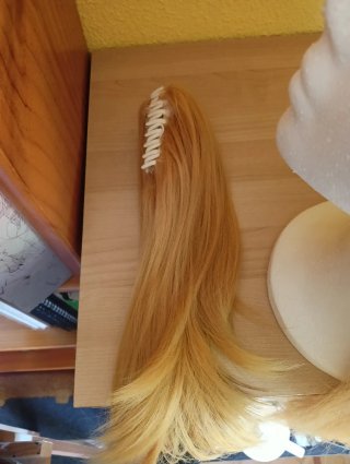 Peluca sintética rubia