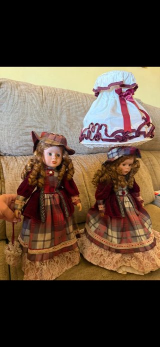 Muñeca de porcelana con lámpara