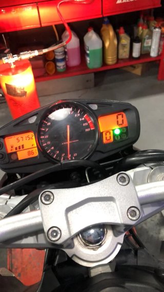 Suzuki GSR 600 Blanca