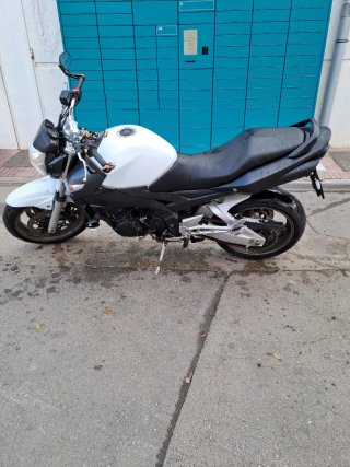 Suzuki GSR 600 Blanca
