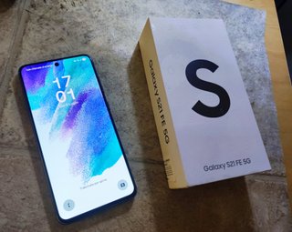 Samsung Galaxy S21 FE 5G (128 GB + 6 GB di ram)