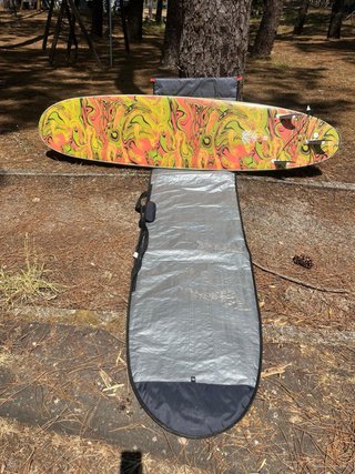 Tabla de surf y funda sin usar