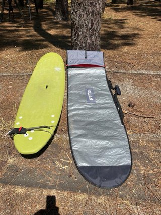 Tabla de surf y funda sin usar