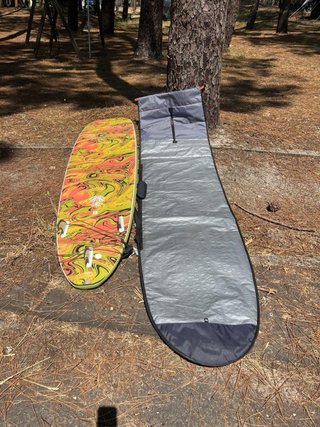 Tabla de surf y funda sin usar