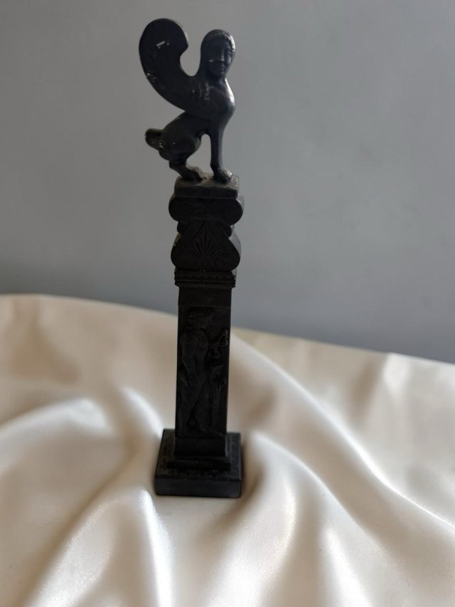 Estatua negra de esfinge