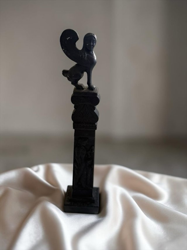 Estatua negra de esfinge