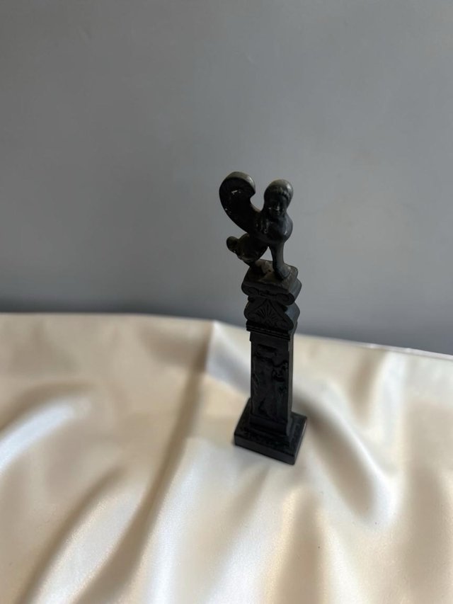 Estatua negra de esfinge