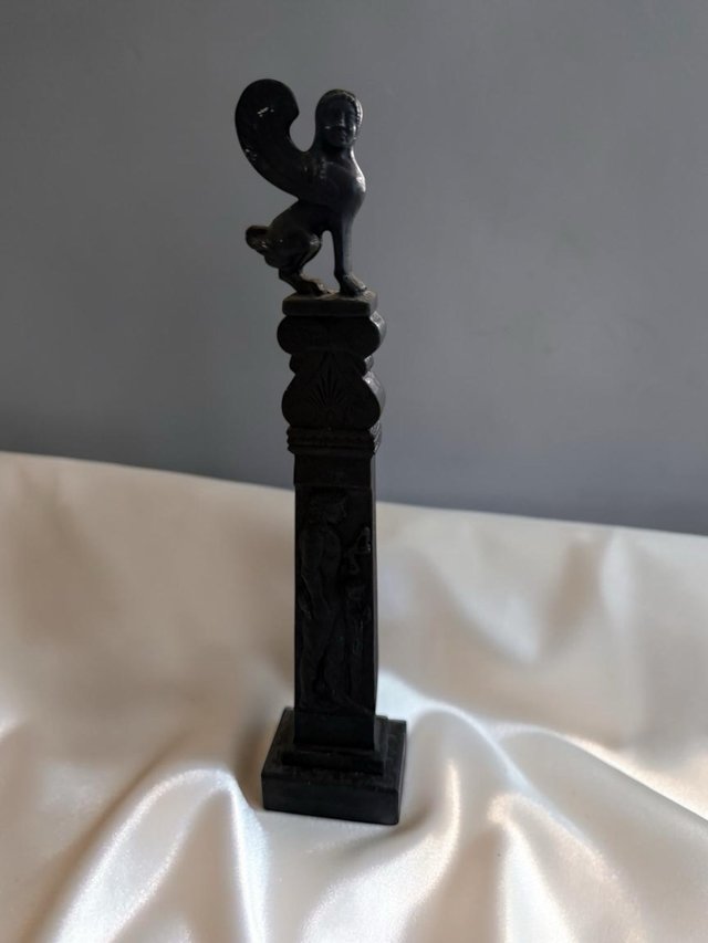 Estatua negra de esfinge