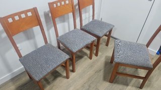 Juego de 4 sillas de madera y tela