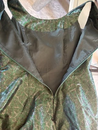 Vestido de fiesta verde tornasol.