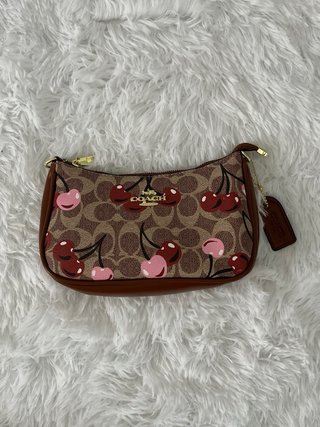 Bolso Coach Cherry Monogram Marrón Rosa Old Money