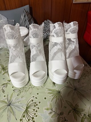 Sandalias de cuña blancas con encaje