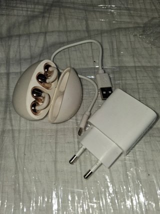Auriculares inalámbricos dorados y blancos