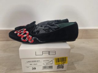 Zapatos/manoletinas negros con serpiente roja