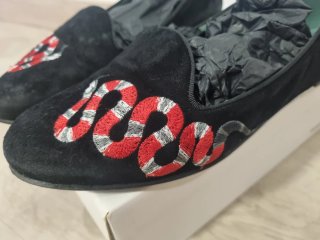 Zapatos/manoletinas negros con serpiente roja