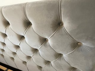 Cama gris elegante y resistente