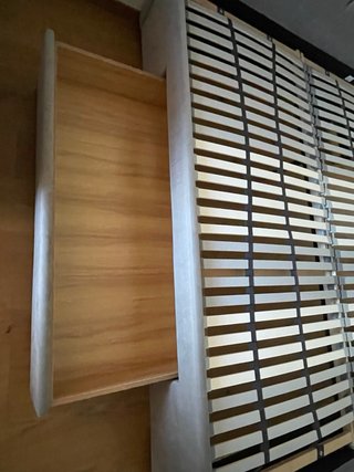 Cama gris elegante y resistente