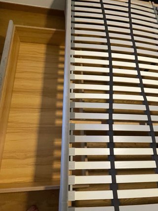 Cama gris elegante y resistente