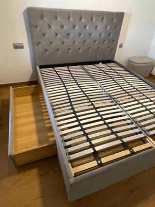 Cama gris elegante y resistente