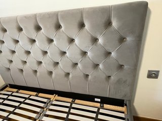 Cama gris elegante y resistente