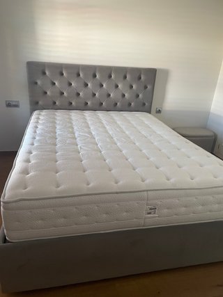 Cama gris elegante y resistente