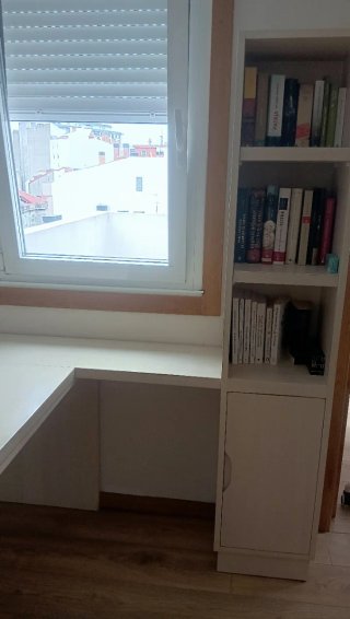 Mesa y estantería integradas
