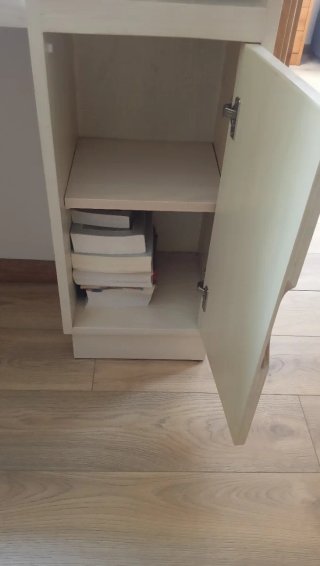 Mesa y estantería integradas