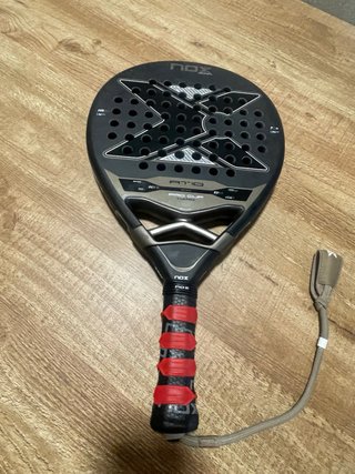 Pala de pádel NOX con funda