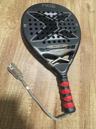Pala de pádel NOX con funda