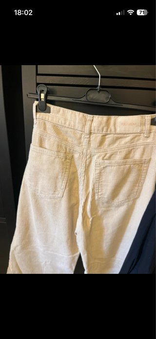 Pantalón pana beige Pull&Bear y camisa Benetton