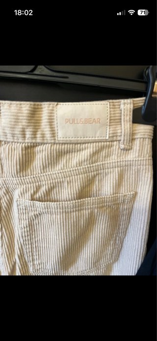 Pantalón pana beige Pull&Bear y camisa Benetton