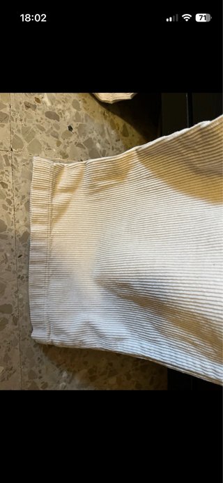 Pantalón pana beige Pull&Bear y camisa Benetton
