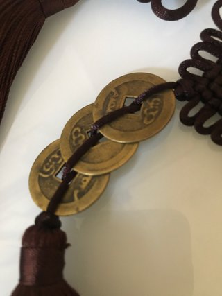 Amuletos orientales con nudo y monedas
