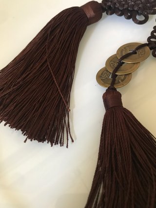 Amuletos orientales con nudo y monedas