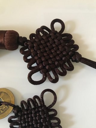 Amuletos orientales con nudo y monedas