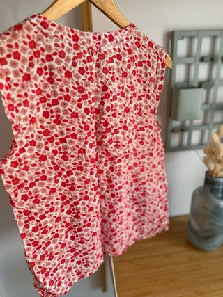 Blusa sin manga estampado flores rojas