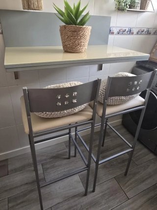 Mesa de cocina que se plega contra la pared