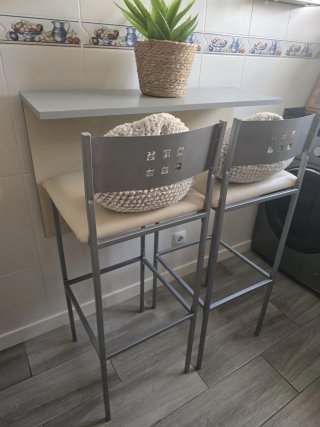 Mesa de cocina que se plega contra la pared