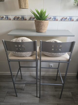 Mesa de cocina que se plega contra la pared