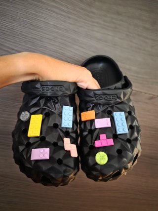 Crocs negros talla 39- 40 (25.5 cm) con Jibbitz LE
