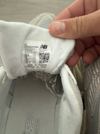 New Balance 9060 Talla 42 Beige/Gris