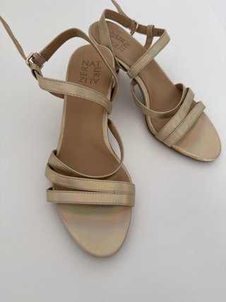Sandalias Naturalizer doradas tacón bajo