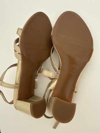 Sandalias Naturalizer doradas tacón bajo