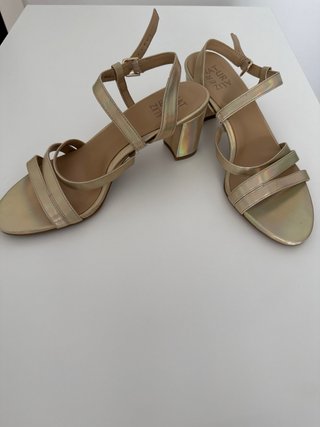 Sandalias Naturalizer doradas tacón bajo