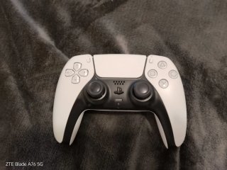 PlayStation 5 con 2 mandos, juegos y los cables