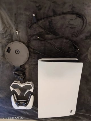 PlayStation 5 con 2 mandos, juegos y los cables